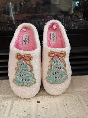 Women’s White Plush Holiday Tree Slip-On Slippers - Pink Lining